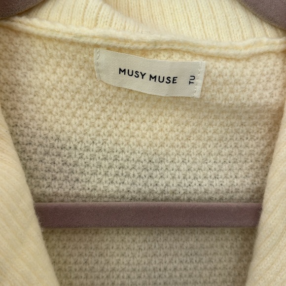 Adorable preppy sweater - Picture 2 of 4